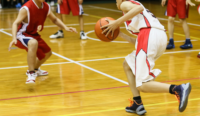 スポーツでのねじれや転倒