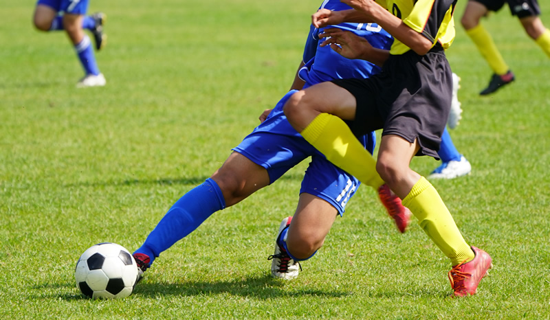 スポーツでのねじれや転倒